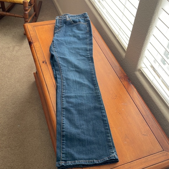 a.n.a. Curvy Jeans - Picture 2 of 4